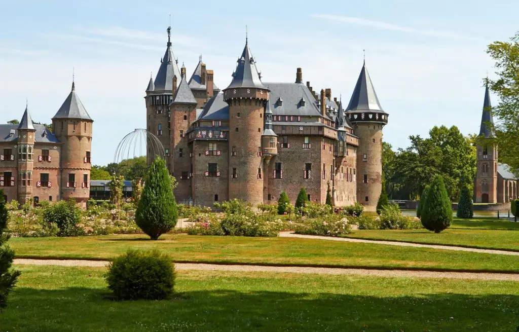 Castle De Haar is located, in the province of Utrecht
