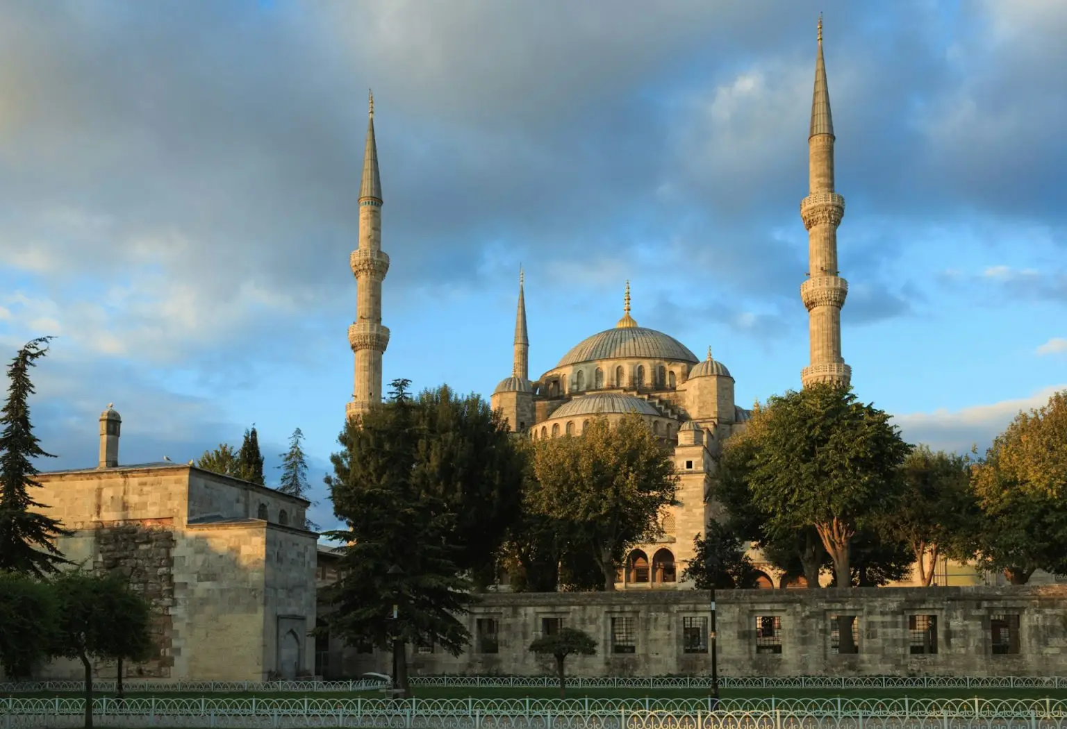 Blue mosque at sunrise, Istanbul, Turkey