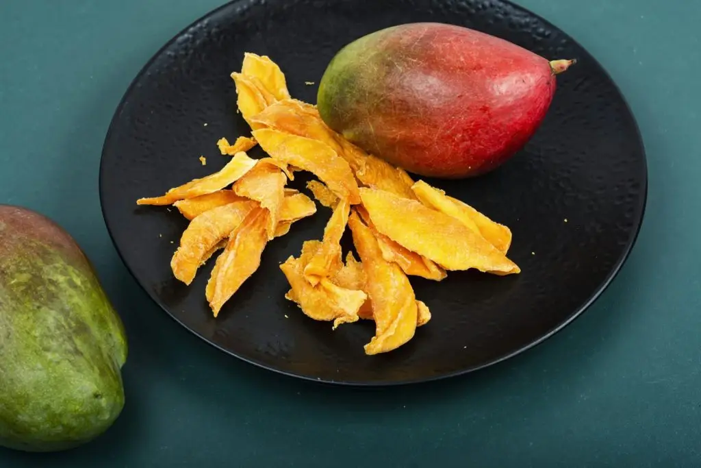 Dehydrated mango or dried mango slices.