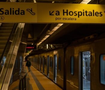 Spanish "exit" and "to hospitals by staircase" signs in the railway station